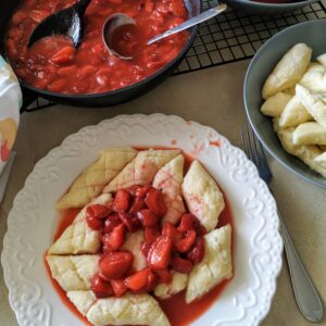 leniwe pierogi z sosem truskawkowym