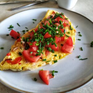 omlet z papryką, pomidorami, szynką i szczypiorkiem