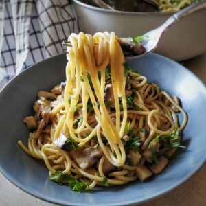 makaron spaghetti z pieczarkami, natką pietruszki i parmezanem