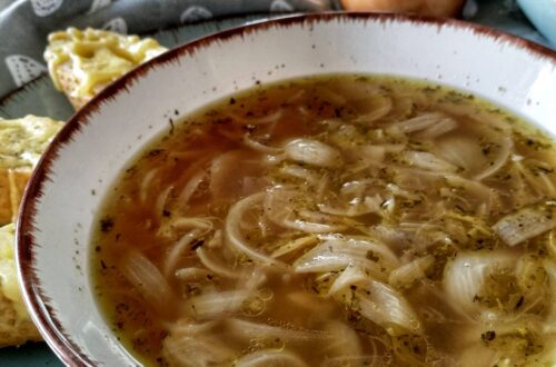 zupa cebulowa podana z grzankami z serem i ziołami