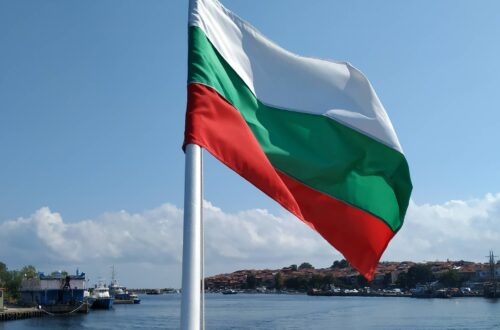 Bułgaria - flaga na tle morza czarnego