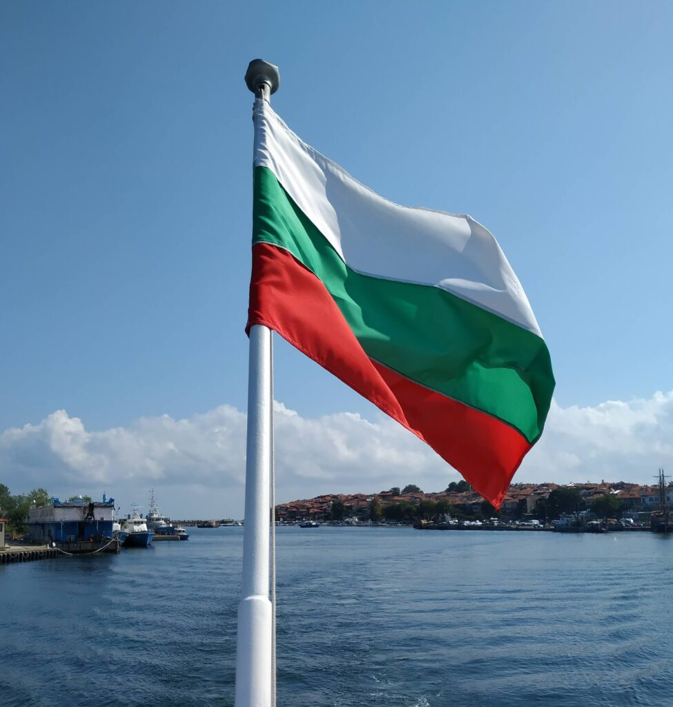 Bułgaria - flaga na tle morza czarnego