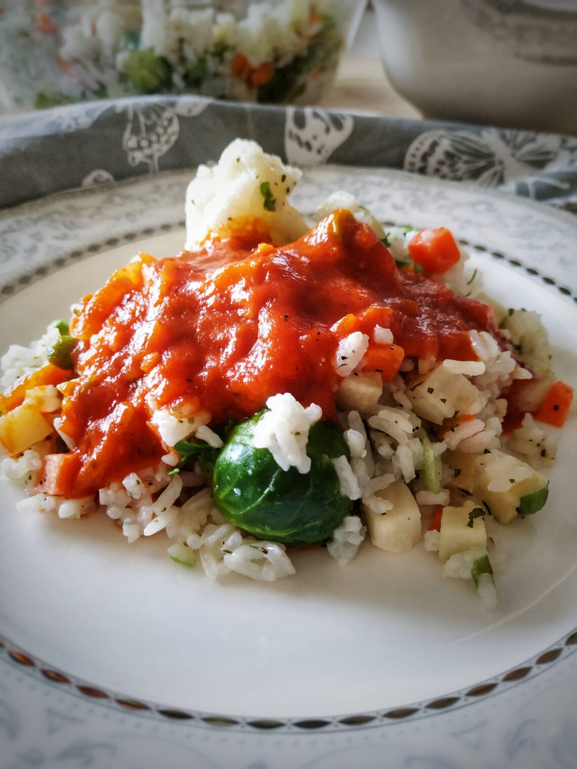 zapiekany ryż z warzywami i sosem pomidorowym